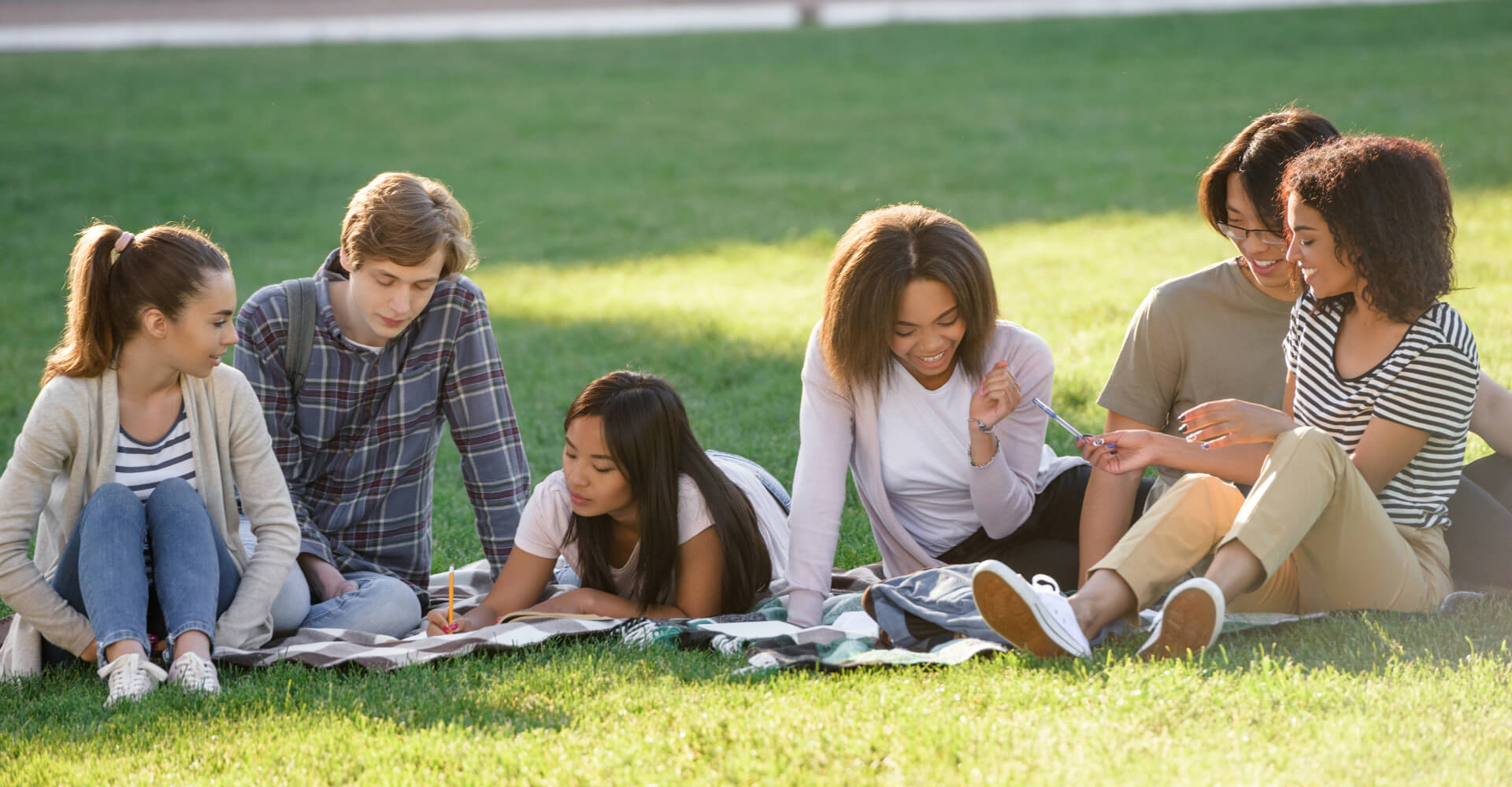 des etudiants qui etudient dans un parc